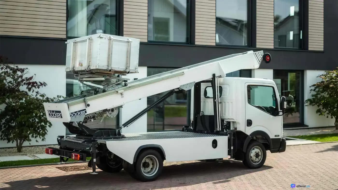 Möbellift an einer Hausfassade transportiert Möbel zum Fenster